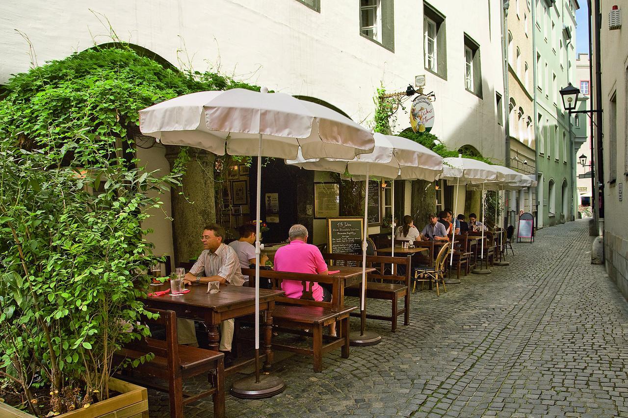 Restaurant Dicker Mann Hotel Zum Blauen Krebs Regensburg Exteriör bild